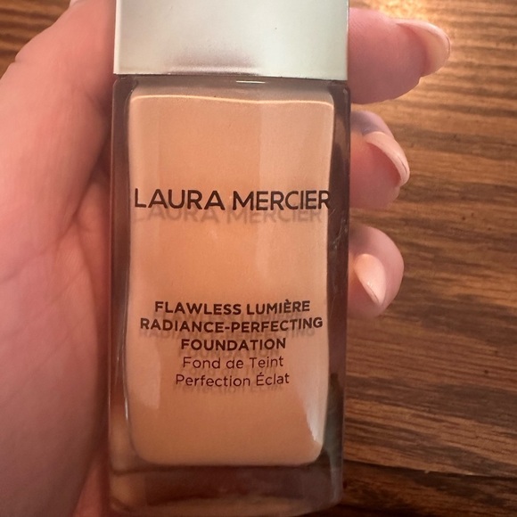 Laura Mercier Flawless Lumière Radiance-Perfecting Foundation - Picture 1 of 3